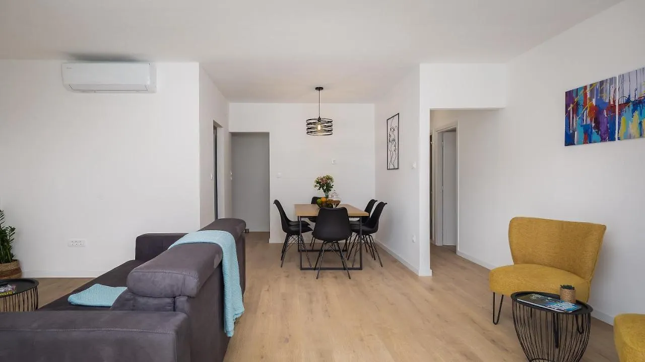Lemon Tree Luxury, Free Parking Split