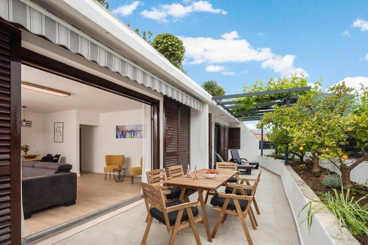 Lemon Tree Luxury, Free Parking